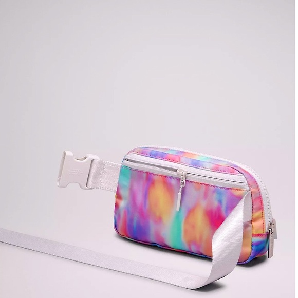 💖 NWT Lululemon RARE Everywhere Belt Bag Prism Wash Vapor 1L - Picture 4 of 8